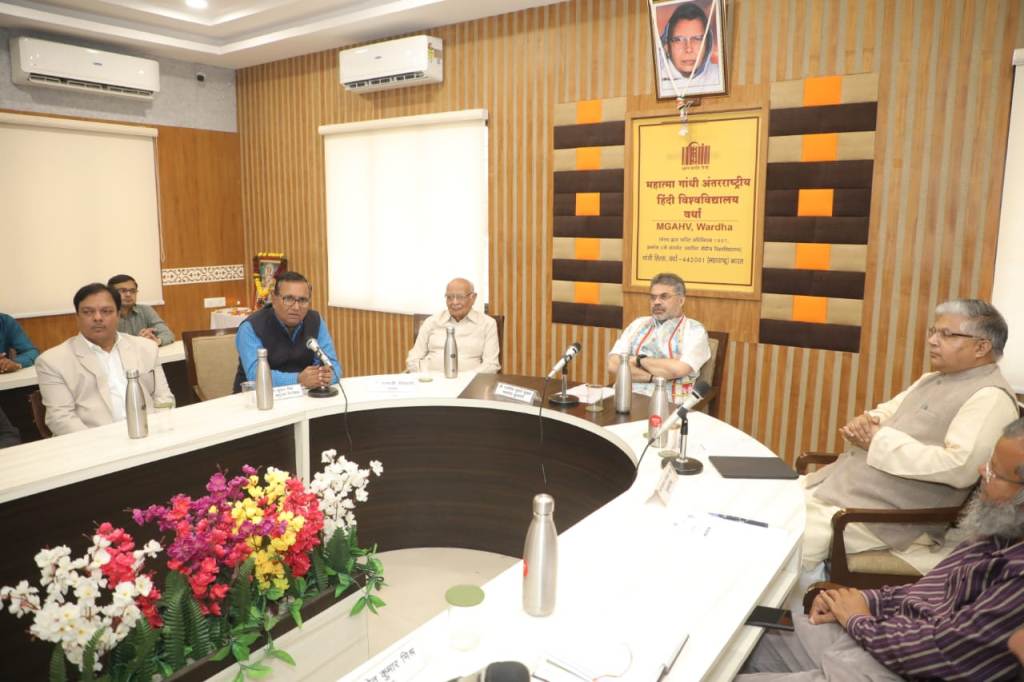 अनुवाद के लिए समाज, संस्&zwj;कृति, समय का परिचय आवश्&zwj;यक : प्रो. रजनीश शुक्&zwj;ल