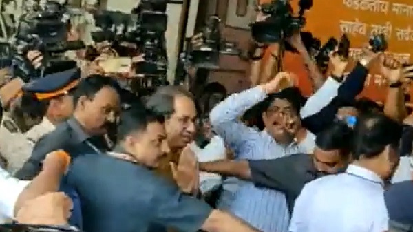 चिन्ह के बाद अब भवन पर रार : नारेबाजी के बीच उद्धव पहुंचे शिवसेना भवन