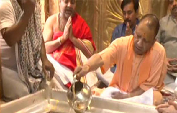 काशी विश्वनाथ के दरबार में 100 बार दर्शन करने वाले पहले मुख्यमंत्री बने योगी