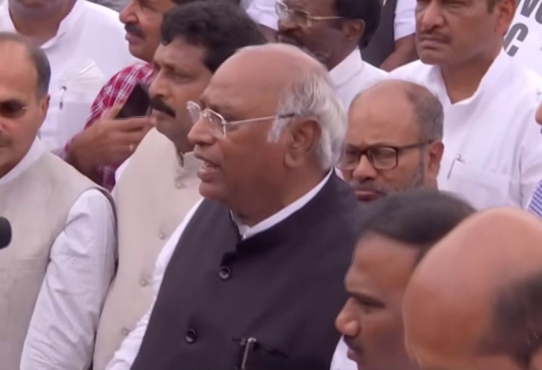 राहुल को सच बोलने की सजा मिली : खरगे