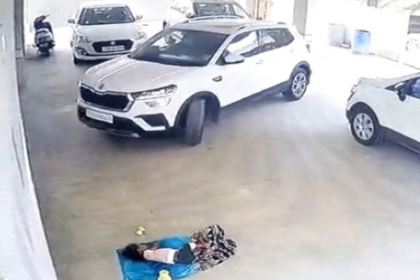 हैदराबाद में पार्किंग में सो रही बच्ची के ऊपर चढ़ाई कार, मौके पर हुईं मौत