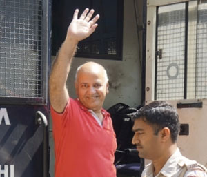 मनीष सिसोदिया शनिवार को अपनी बीमार पत्नी से आवास पर मिले