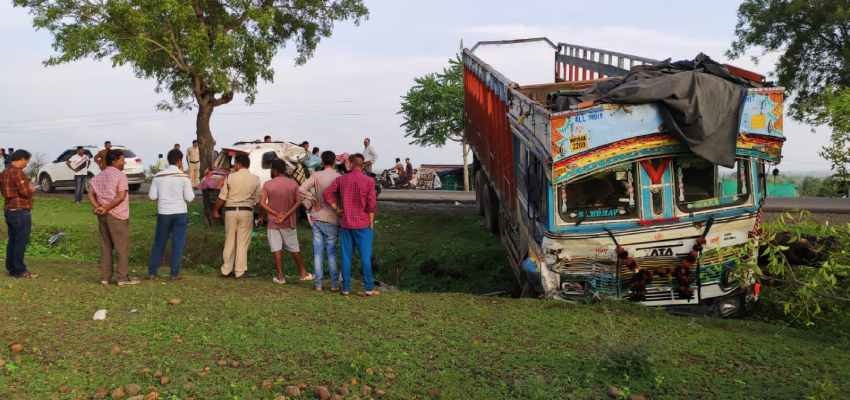 ट्रक व कार में भिड़ंत, 6 की मौत