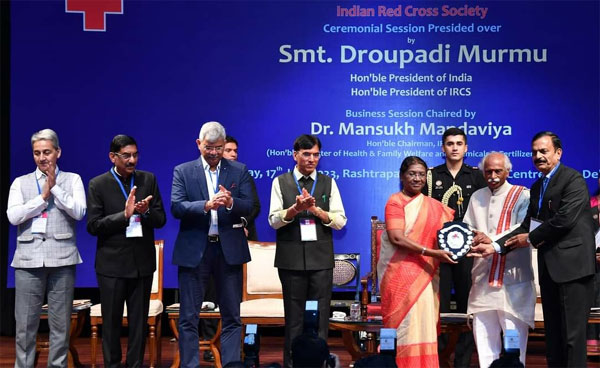 राष्ट्रपति द्रौपदी मुर्मू ने राज्यपाल बंडारू दत्तात्रेय को सर्वाधिक रेडक्रॉस मेंबरशिप के लिए किया सम्मानित