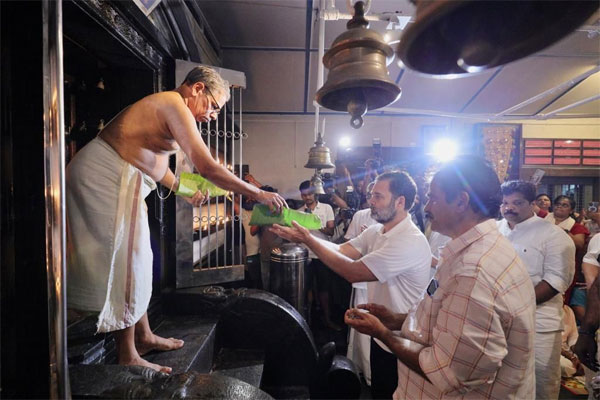 राहुल गांधी ने केरल में श्री विश्वंबर मंदिर के किए दर्शन