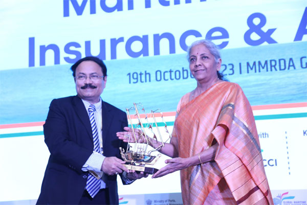 जहाज निर्माण क्षमता बढ़ाने के लिए वित्तपोषण की जरूरत: सीतारमण