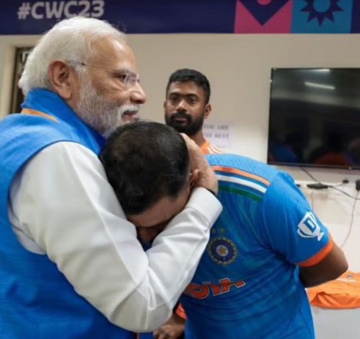 ड्रेसिंग रूम पहुंचकर पीएम मोदी ने शमी को गले लगाया