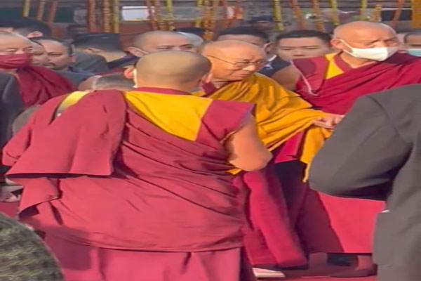 महाबोधि मंदिर पहुंचे दलाई लामा, गर्भगृह में की पूजा-अर्चना