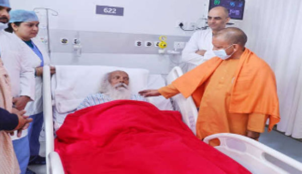 योगी ने दिगंबर अखाड़ा के महंत सुरेश दास का हाल जाना