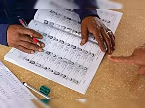 मतदाता सूची में नाम जुड़वाने के लिए ऑनलाइन और ऑफलाइन की सुविधा उपलब्ध
