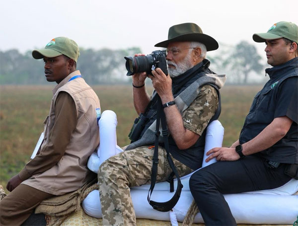  पीएम मोदी ने काजीरंगा में लिया जंगल सफारी का आनंद