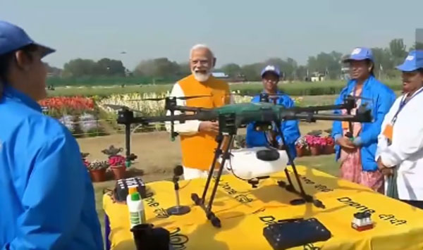 PM मोदी ने 1000 दीदीयों को सौंपा ड्रोन