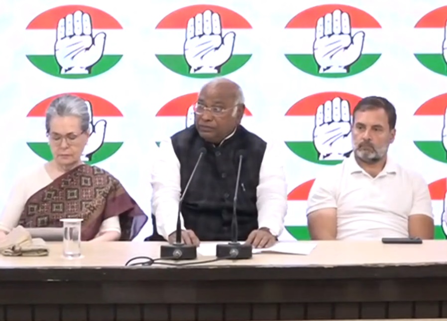 अब तो हम रेलवे टिकट तक नहीं खरीद सकते : राहुल गांधी