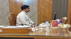  मतदान केन्द्रों में आवश्यक मूलभूत सुविधाओं की उपलब्धता की कलेक्टर ने की समीक्षा