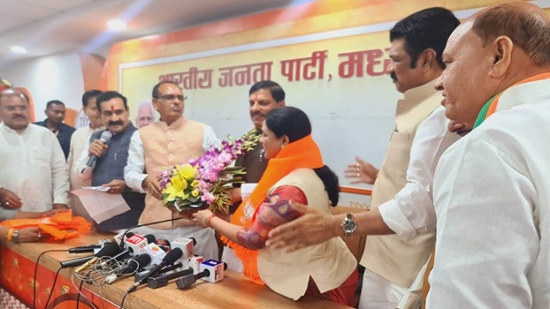  कांग्रेस की पूर्व विधायक पारुल साहू और अमित सक्&zwj;सेना ने थामा भाजपा का दामन