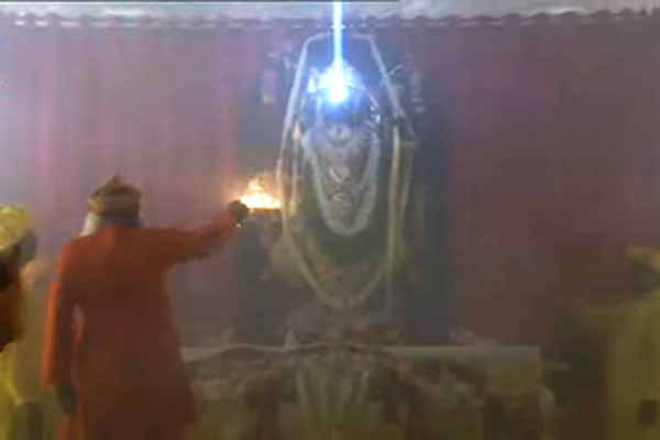  अयोध्या में सूर्य की किरणों से रामलला का हुआ सूर्याभिषेक