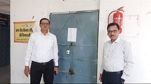  कलेक्टर एवं जिला निर्वाचन अधिकारी और पुलिस अधीक्षक ने किया ईव्हीएम स्ट्रांग रूम निरीक्षण