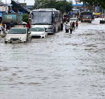 मुंबई में भारी बारिश, जन जीवन अस्त-व्यस्त, हाई टाइड का अलर्ट