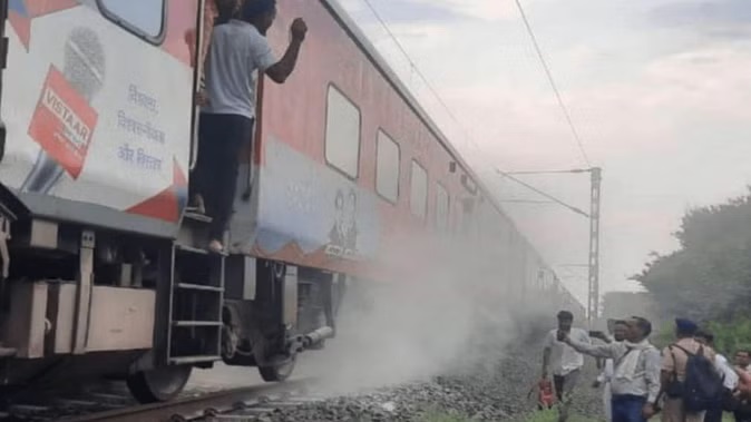 अमरकंटक एक्सप्रेस में लगी आग, दशहत में आये यात्री...