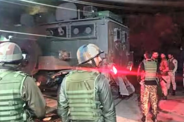 आतंकवादियों के साथ मुठभेड़ के दौरान एक अधिकारी समेत चार भारतीय सैनिक शहीद