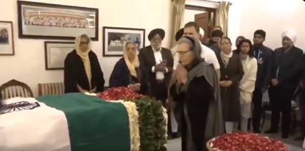 खरगे-सोनिया-राहुल-प्रियंका ने मनमोहन को श्रद्धा सुमन अर्पित किया