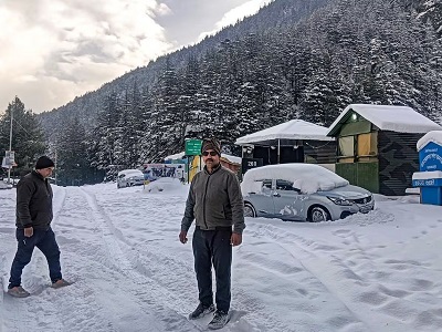 हिमाचल-उत्तराखंड समेत 3 राज्यों में बर्फबारी जारी, 5 राज्यों में शीतलहर का अलर्ट