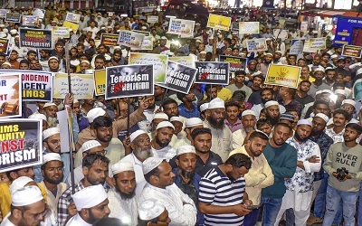 पहलगाम आतंकी हमले को लेकर देश में गुस्से की लहर, जुमे की नमाज के बाद मुसलमानों ने किया प्रदर्शन