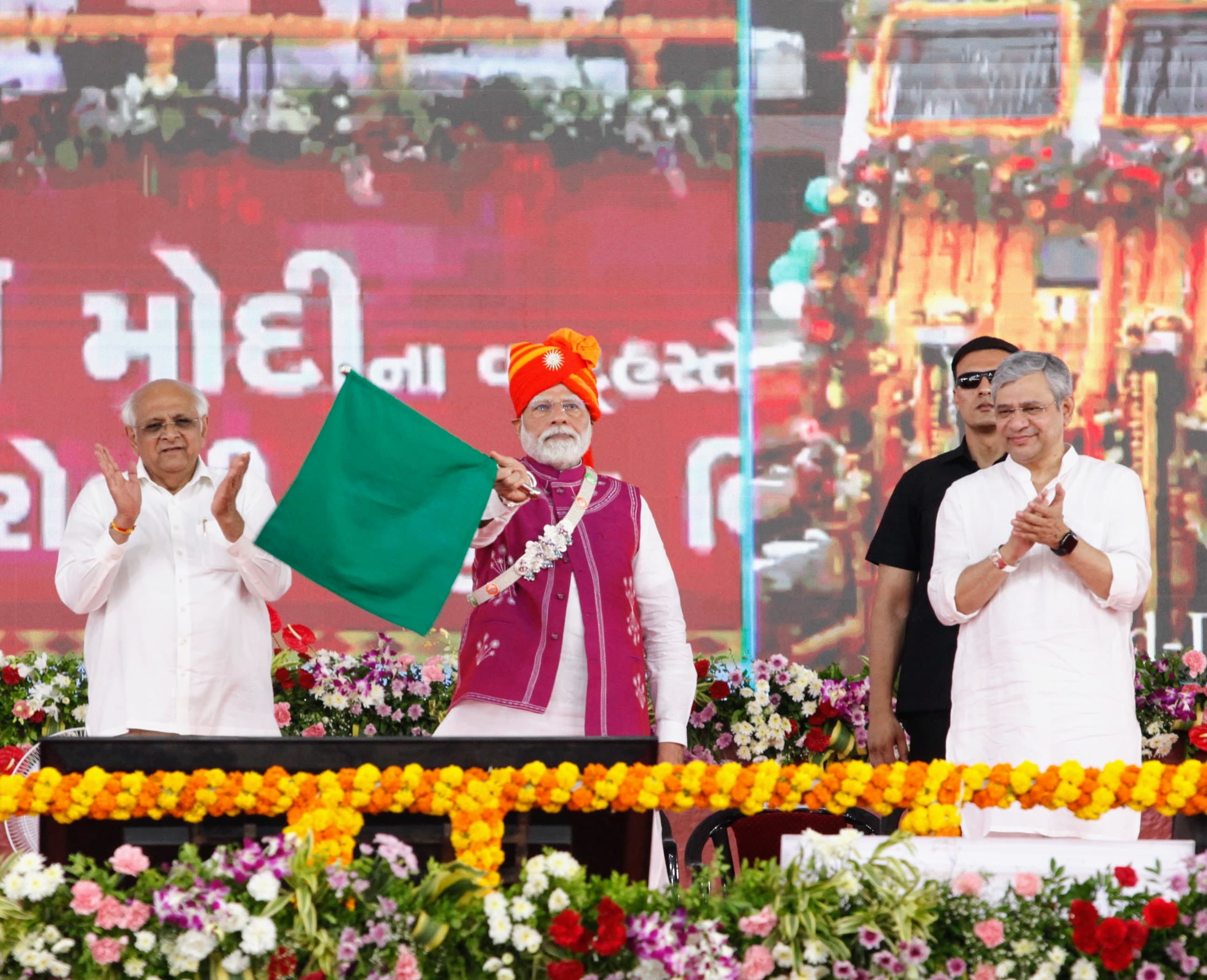 प्रधानमंत्री श्री नरेन्द्र मोदी ने गुजरात के दाहोद में 24,000 करोड़ रुपये से अधिक की विभिन्न विकास परियोजनाओं का शिलान्यास, उद्घाटन और लोकार्पण किया