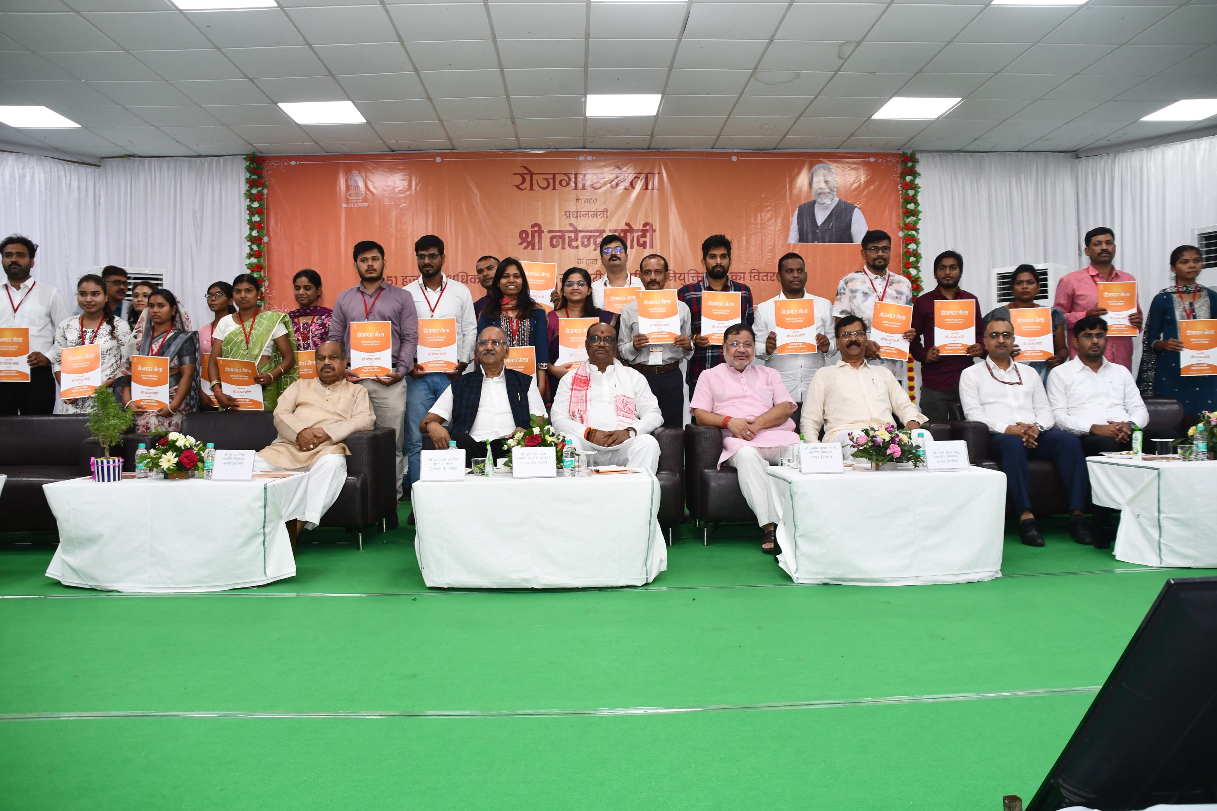 प्रधानमंत्री श्री नरेन्द्र मोदी ने वीडियो कॉन्फ्रेंसिंग के माध्यम से देशभर के 51,000 अभ्यर्थियों को किया संबोधित