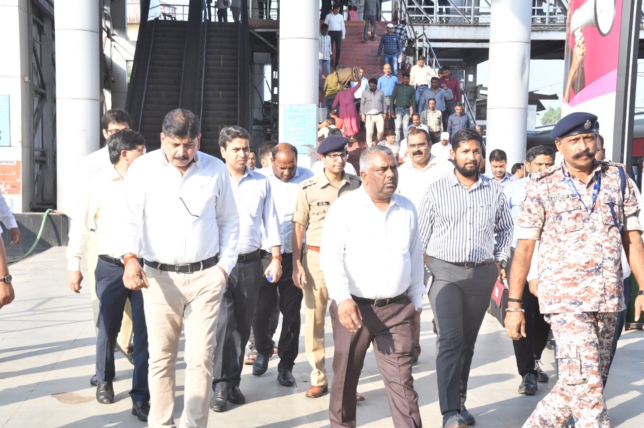 श्री तरुण प्रकाश, महाप्रबंधक ने आज रायपुर स्टेशन पर  त्योहारों के दौरान यात्रियों की सुविधा हेतु व्यवस्थाओं का जायजा लिया एवं यात्री सुविधाओं का निरीक्षण किया
