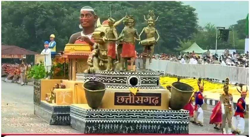 गुजरात की धरती पर बस्तर का सम्मान &mdash; एकता परेड में छत्तीसगढ़ की झांकी ने दिखाया विकास का नया मॉडल