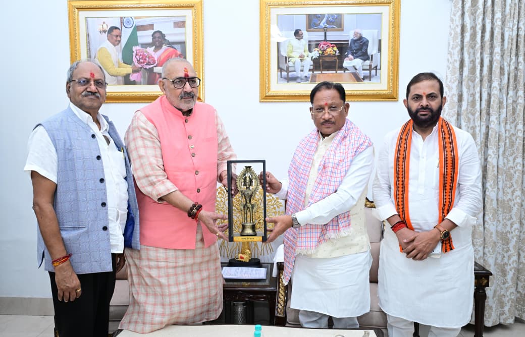 केंद्रीय मंत्री श्री गिरिराज सिंह ने मुख्यमंत्री श्री विष्णुदेव साय से की सौजन्य भेंट