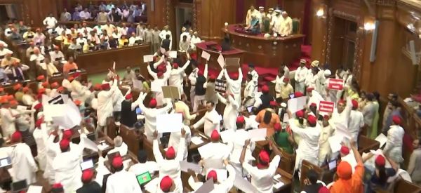 उत्तर प्रदेश विधानसभा में देखने को मिला रंग-बिरंगा नजारा