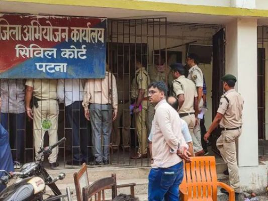 कोर्ट में बम विस्फोट से मची अफरातफरी, दरोगा-सिपाही घायल&hellip;