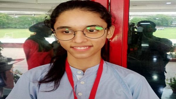 कौन हैं नोएडा की रहने वाली युवक्षी विग, जिनको भी CBSE बोर्ड की 12वीं में मिले हैं 500 में से 500 नंबर
