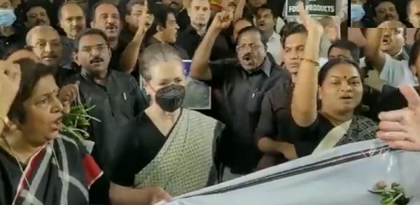 महंगाई के खिलाफ प्रदर्शन करने काले कपड़ों में संसद पहुंचे कांग्रेसी सांसद