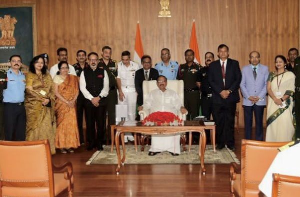 उपराष्ट्रपति ने प्रशासन में स्थानीय भाषाओं के प्रयोग की आवश्यकता पर बल दिया