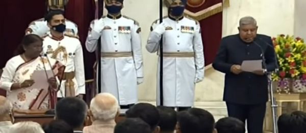 देश के 14वें उपराष्ट्रपति के रूप में जगदीप धनखड़ को राष्ट्रपति द्रौपदी मुर्मु ने दिलाई शपथ