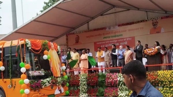 सीएम योगी ने 42 ई-बसों को दिखाई झंडी