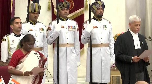 न्यायमूर्ति यूयू ललित बने देश के 49वें सीजेआई, राष्ट्रपति ने दिलाई शपथ