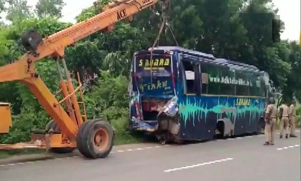 ट्रक ने डबल डेकर बस को मारी टक्कर, 4 की मौत, 14 घायल