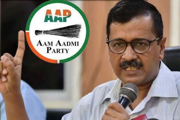 AAP की मान्यता रद्द करने 56 सेवानिवृत्त नौकरशाहों ने चुनाव आयोग को लिखा पत्र