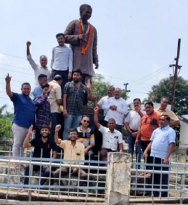 भाजपा ने मनाई पं. दीनदयाल की जयंती, सुनी मोदी के मन की बात