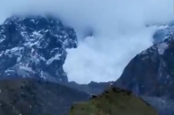 केदारनाथ की पहाड़ियों पर फिर हुआ हिमस्खलन, देखने वालों की रुक गई सांसें...