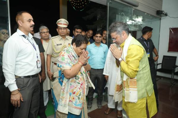 राज्&zwj;यपाल उइके का कुलपति ने किया भव्&zwj;य स्&zwj;वागत