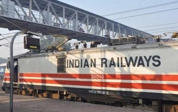 भारतीय रेल ने पांच सौ मेल एक्&zwj;सप्रेस रेलगाड़ियों को सुपरफास्&zwj;ट श्रेणी में बदला