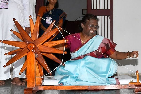 साबरमती के महात्मा गांधी आश्रम पहुंचीं राष्ट्रपति मुर्मू, चलाया चरखा...