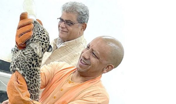 CM योगी ने तेंदुए के शावक को पिलाया दूध, नामकरण भी किया