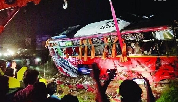 दलदल में गिरी राज्य परिवहन की बस : 9 की मौत और 38 घायल