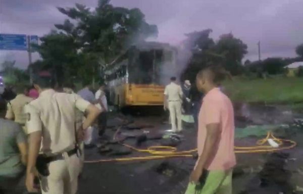 टैंकर से टकराने के बाद आग का गोला बनी बस, 11 की मौत, कई घायल...